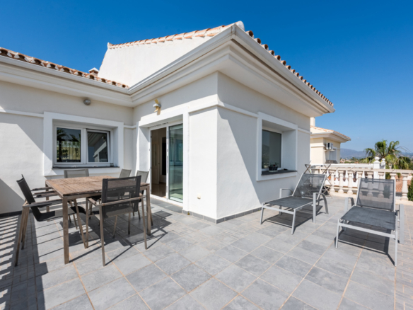 Kleine Villa mit Panoramablick in Jardines del Águila