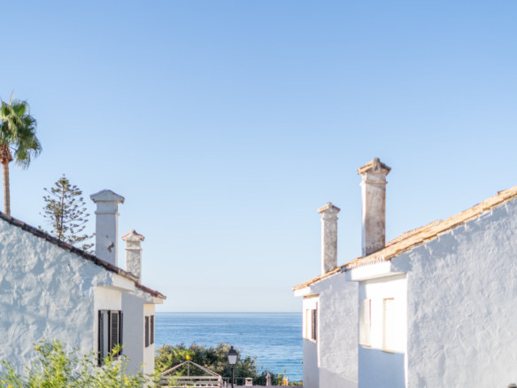 Komplett rekonstruierte Villa mit Meerblick und Touristenlizenz – Marbella Ost