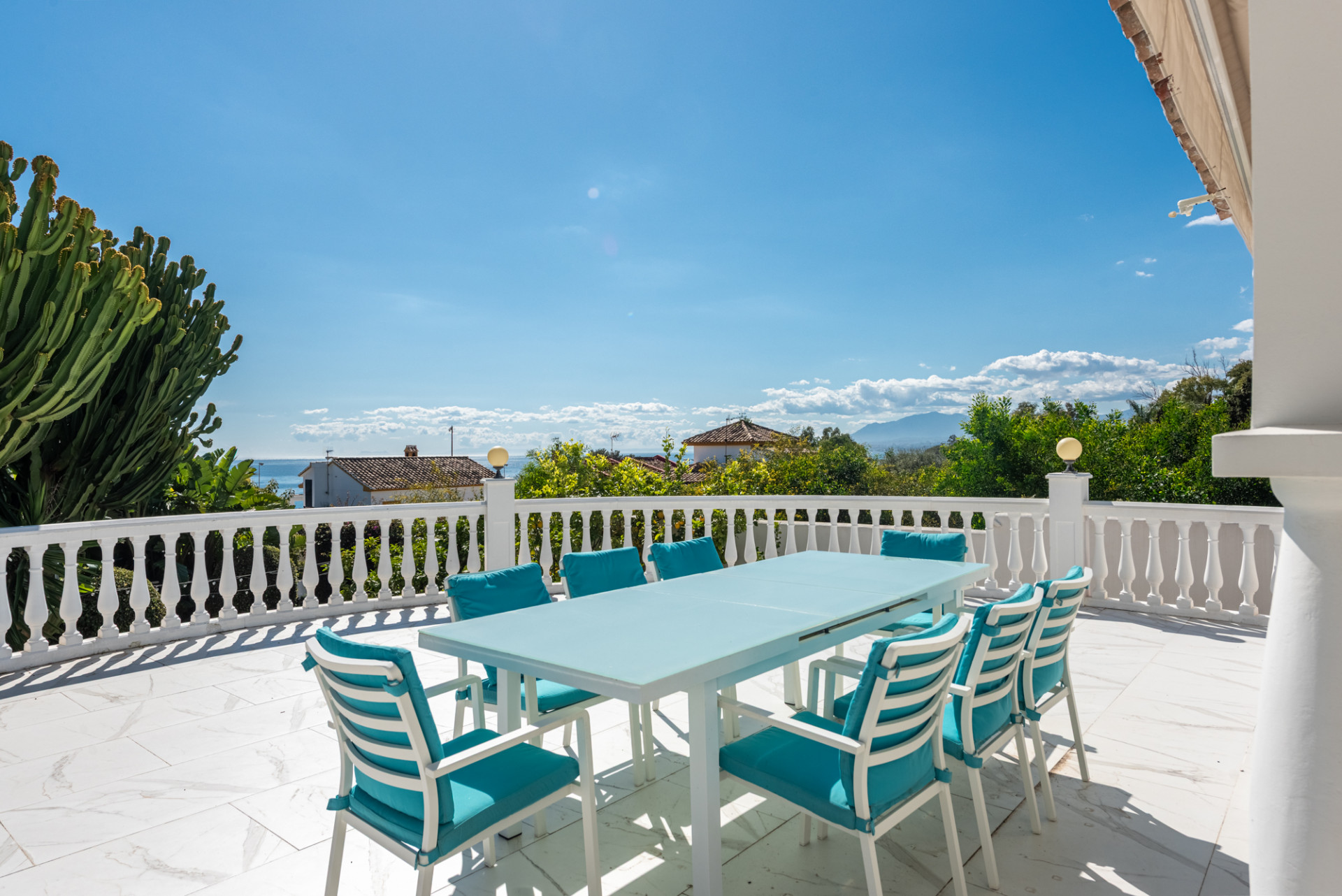 Komplett rekonstruierte Villa mit Meerblick und Touristenlizenz – Marbella Ost