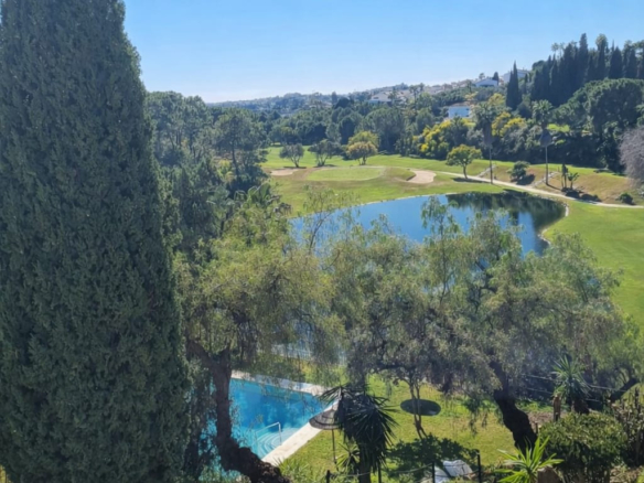 Komplett renovierte 2-Zimmer-Wohnung in Los Balcones de la Quinta, Benahavís