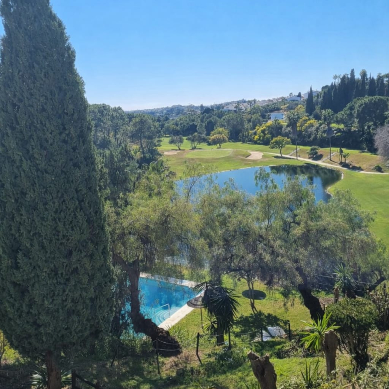 Komplett renovierte 2-Zimmer-Wohnung in Los Balcones de la Quinta, Benahavís