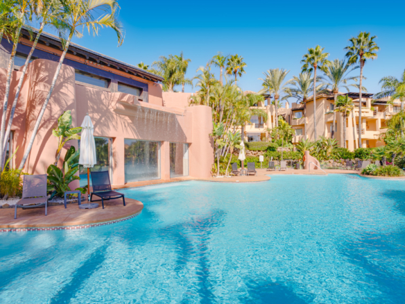Krásná, dvě ložnice, jižně stojící byt v přízemí v prestižním Mansion Club Marbella