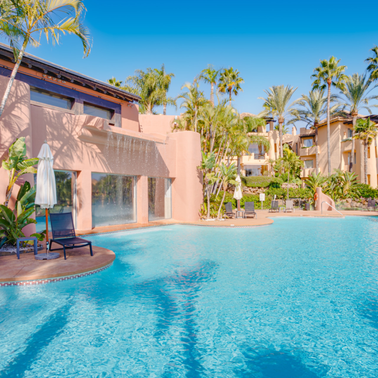 Krásná, dvě ložnice, jižně stojící byt v přízemí v prestižním Mansion Club Marbella