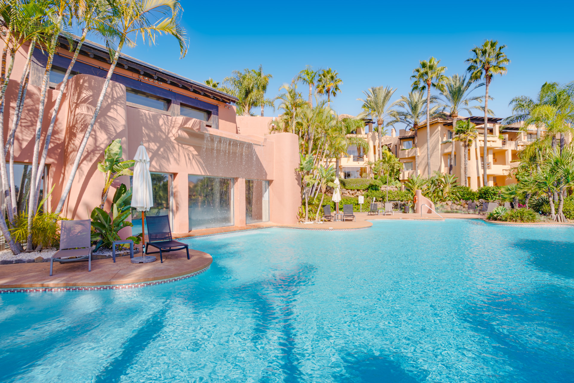 Krásná, dvě ložnice, jižně stojící byt v přízemí v prestižním Mansion Club Marbella