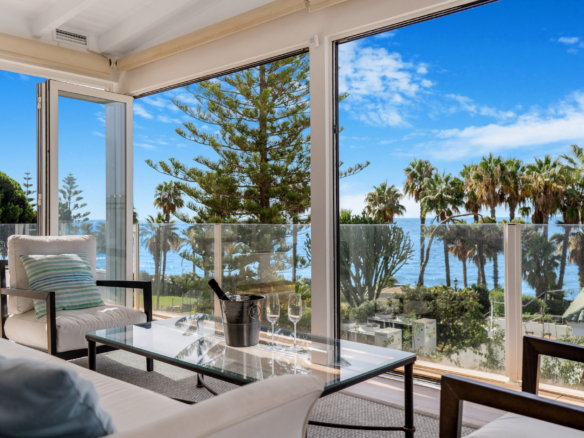 Krásná frontová pláž, čtyřpokojový dům v prestižní obci Marbellamar, na Marbella Golden Mile