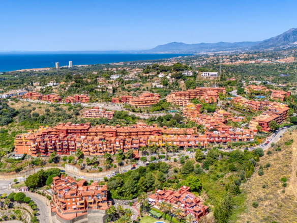 Krásně zrekonstruovaný, jihozápadní čelí, dva ložnice byt se nachází v rezidenční čtvrti Reserva de Marbella
