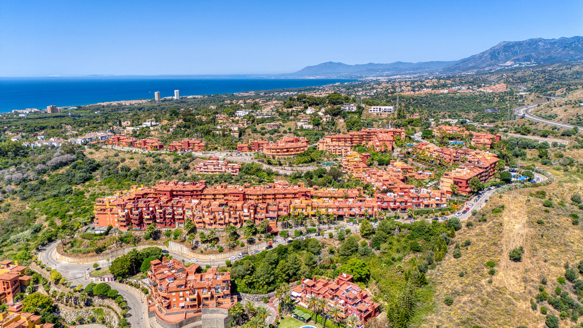 Krásně zrekonstruovaný, jihozápadní čelí, dva ložnice byt se nachází v rezidenční čtvrti Reserva de Marbella