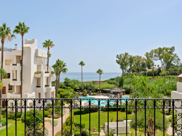 Krásně zrekonstruovaný, jižně směřující třípokojový apartmán se nachází v prestižní uzavřené komunitě Bahia del Velerin, Estepona