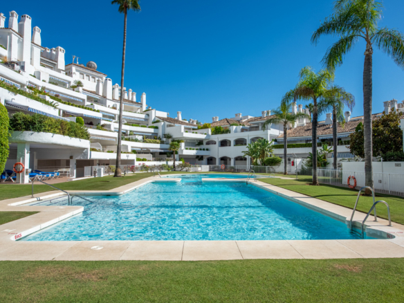 Krásný dvoupokojový byt v přízemí, který se nachází v vyhledávané Birdie Club komunita v Río Real, Marbella