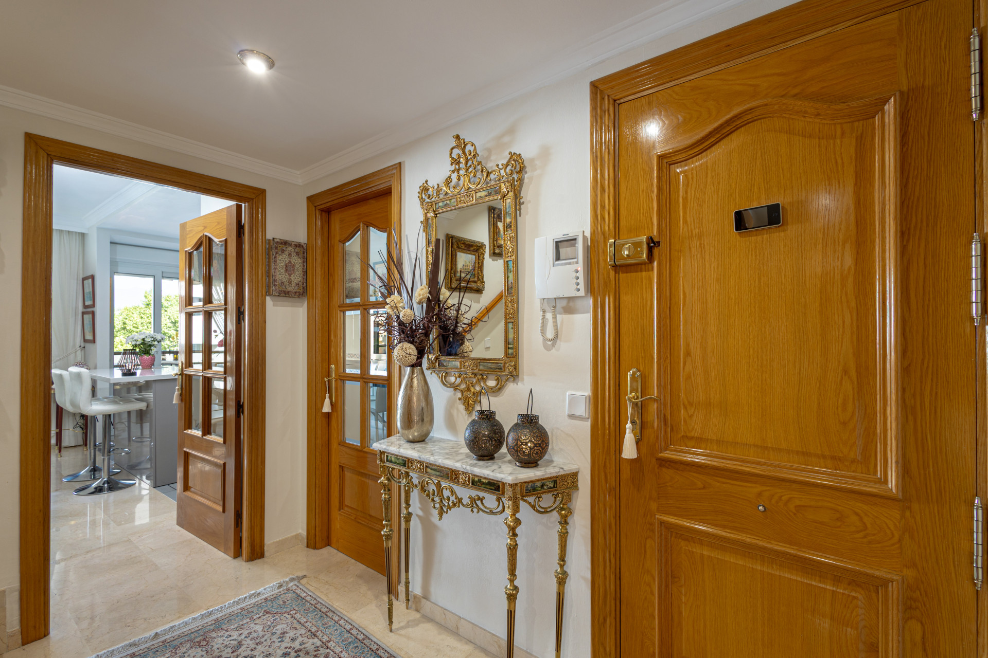 Luminoso ático duplex en Marbella centro con plaza de garaje incluida.