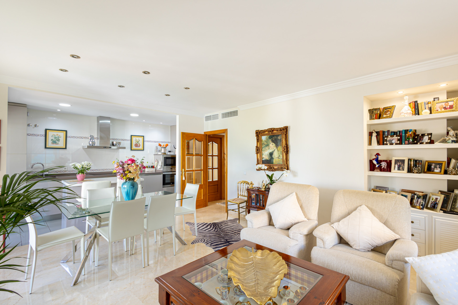 Luminoso ático duplex en Marbella centro con plaza de garaje incluida.
