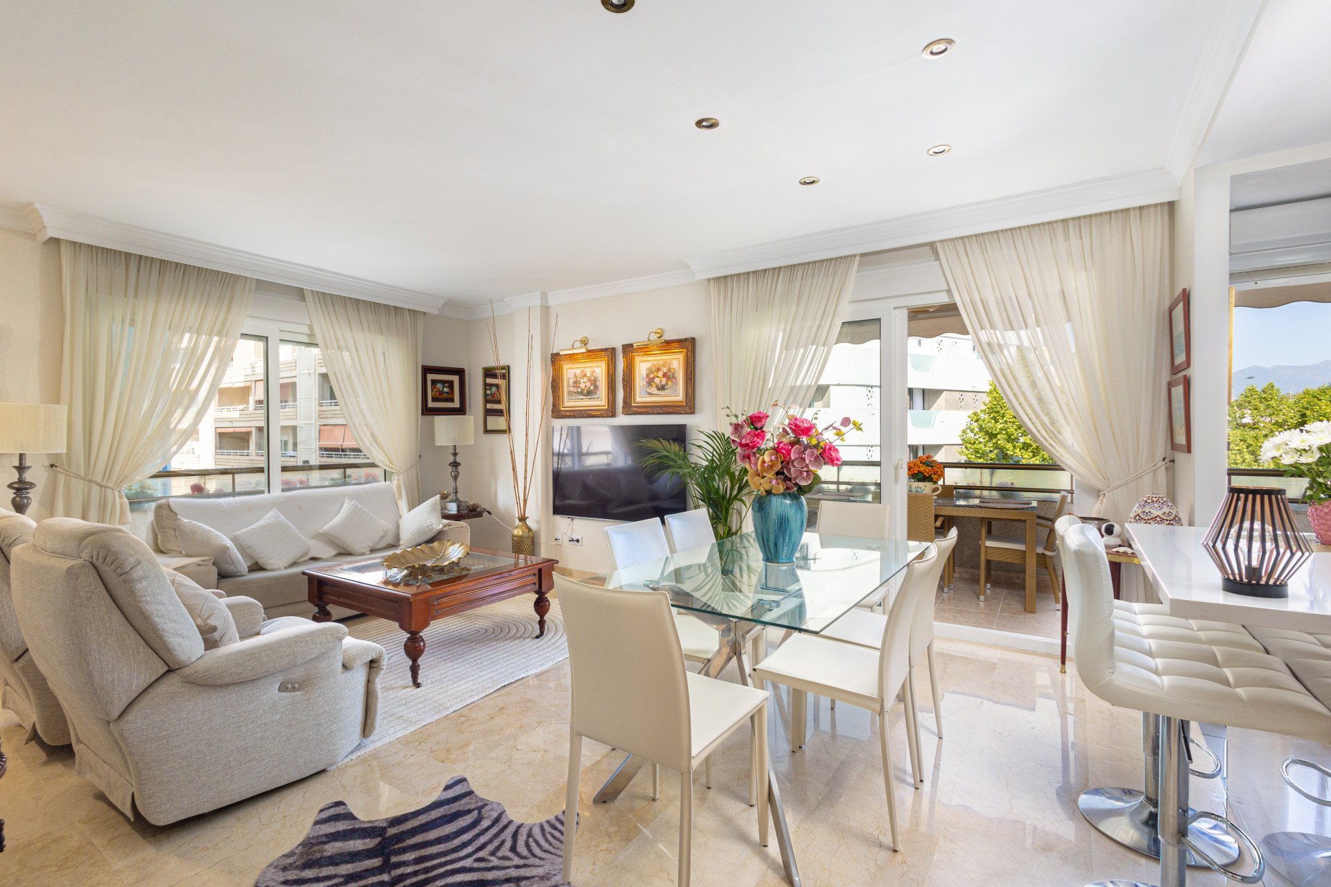 Luminoso ático duplex en Marbella centro con plaza de garaje incluida.
