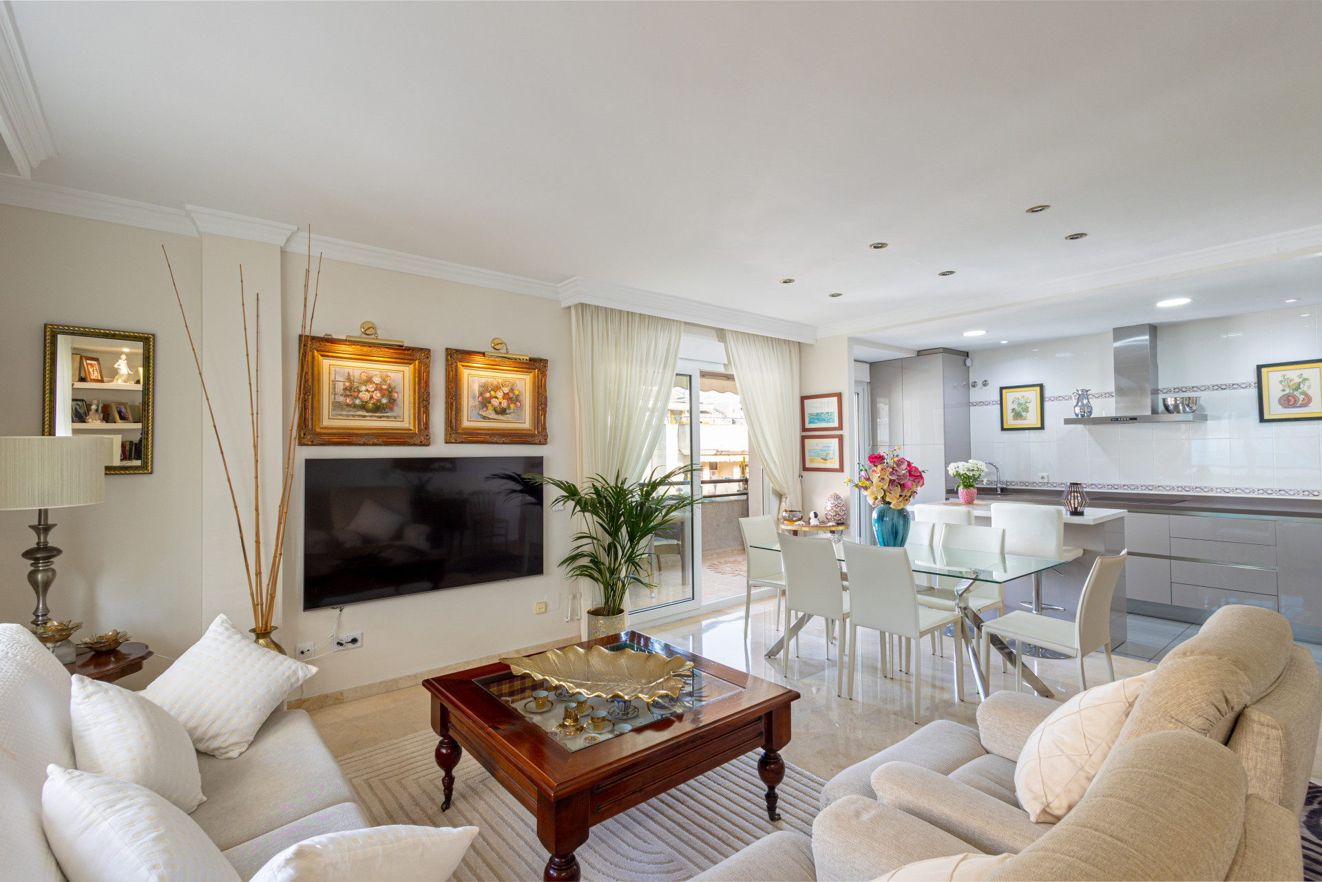 Luminoso ático duplex en Marbella centro con plaza de garaje incluida.