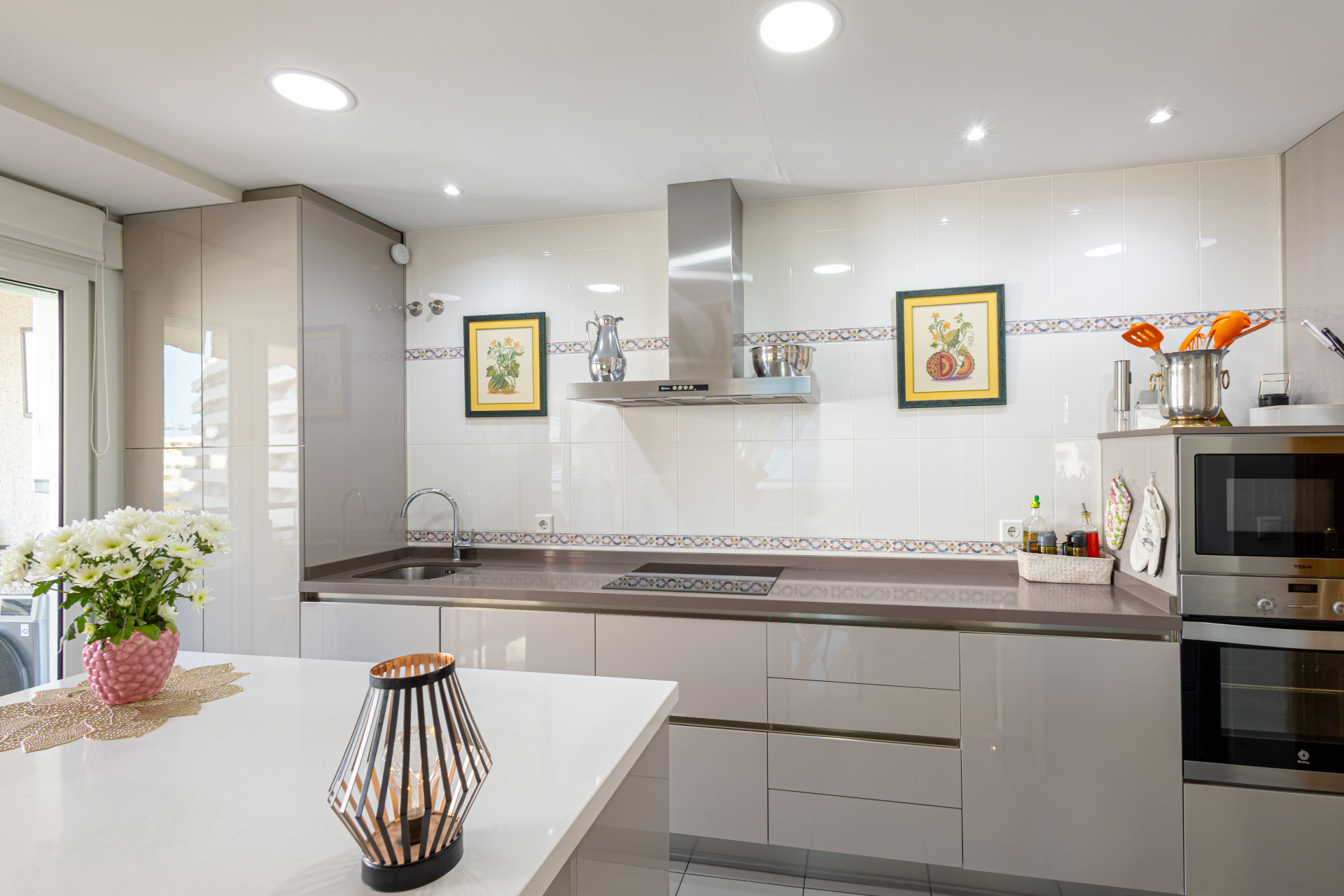 Luminoso ático duplex en Marbella centro con plaza de garaje incluida.