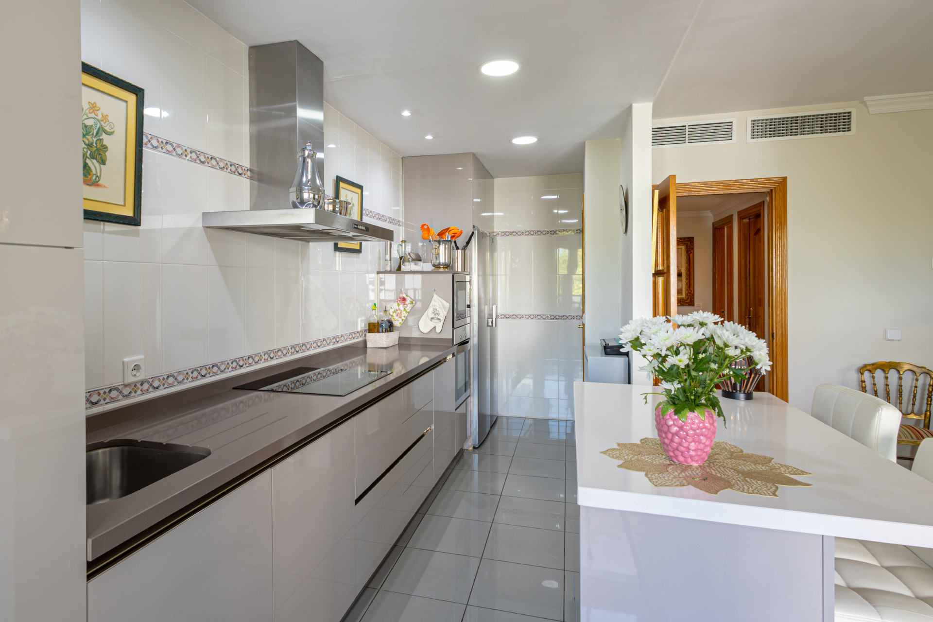Luminoso ático duplex en Marbella centro con plaza de garaje incluida.