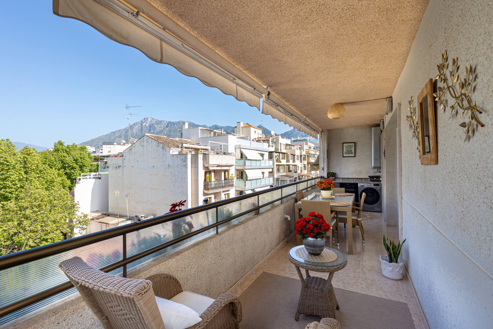 Luminoso ático duplex en Marbella centro con plaza de garaje incluida.