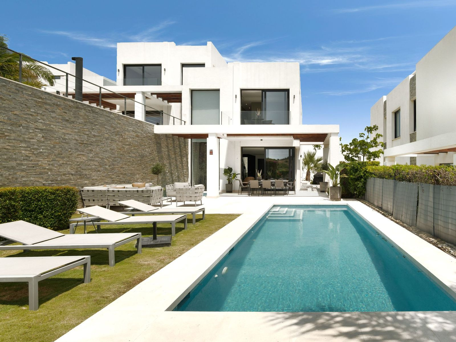 Located in Marbella Easts sought after Cabopino area—famous for its marina sandy beaches and top golf courses—this property offers a perfect blend of relaxed coastal living and upscale convenience