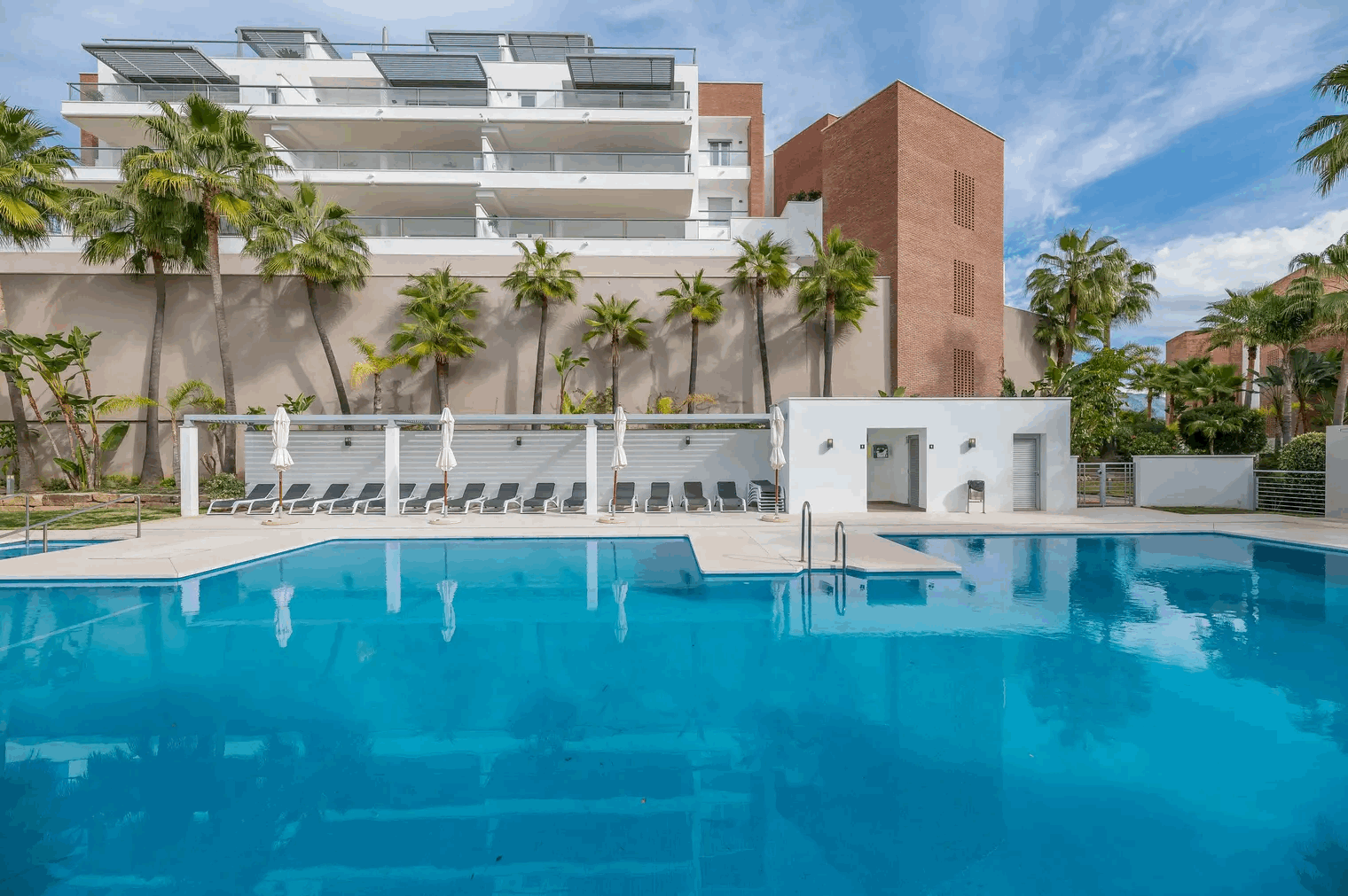 Luxuriöse, geräumige 3-Zimmer-Wohnung im Hochparterre in Avalon, Los Arqueros Golf