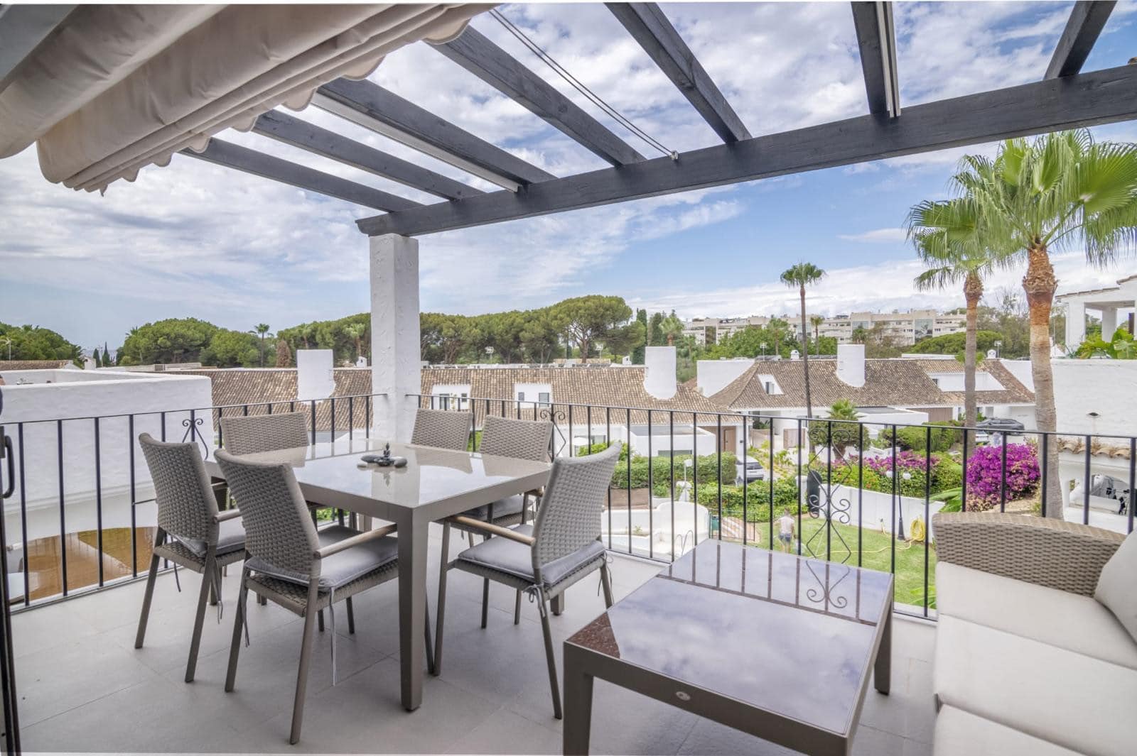 Luxury Duplex Penthouse for sales in Villa Marina, Marbella, Walking Distance to Puerto Banús and the Beach
