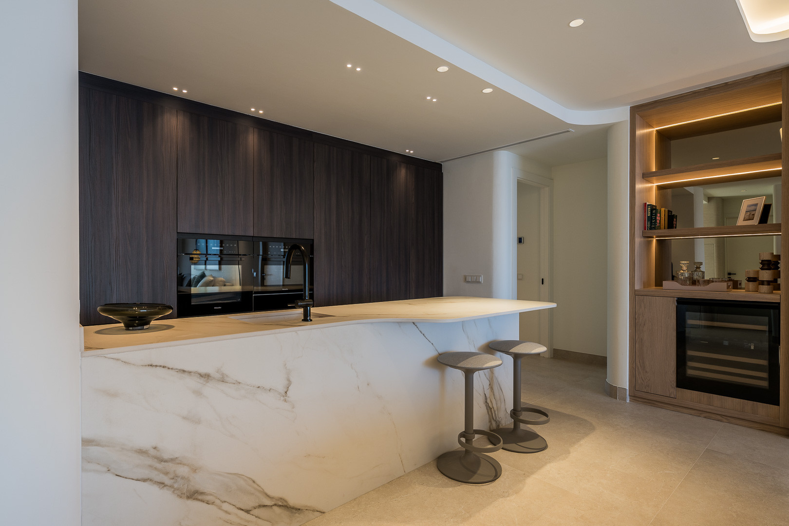 Apartamento de lujo de 3 dormitorios en primera línea de playa en Estepona, terraza de 203 m², vistas al mar, jacuzzi y solárium