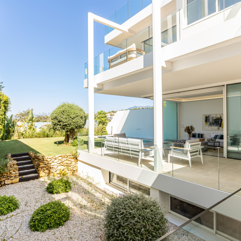 Luxusvilla in Marbella, im Stadtteil Valdeolletas, mit privatem Pool und Panoramablick auf das Meer