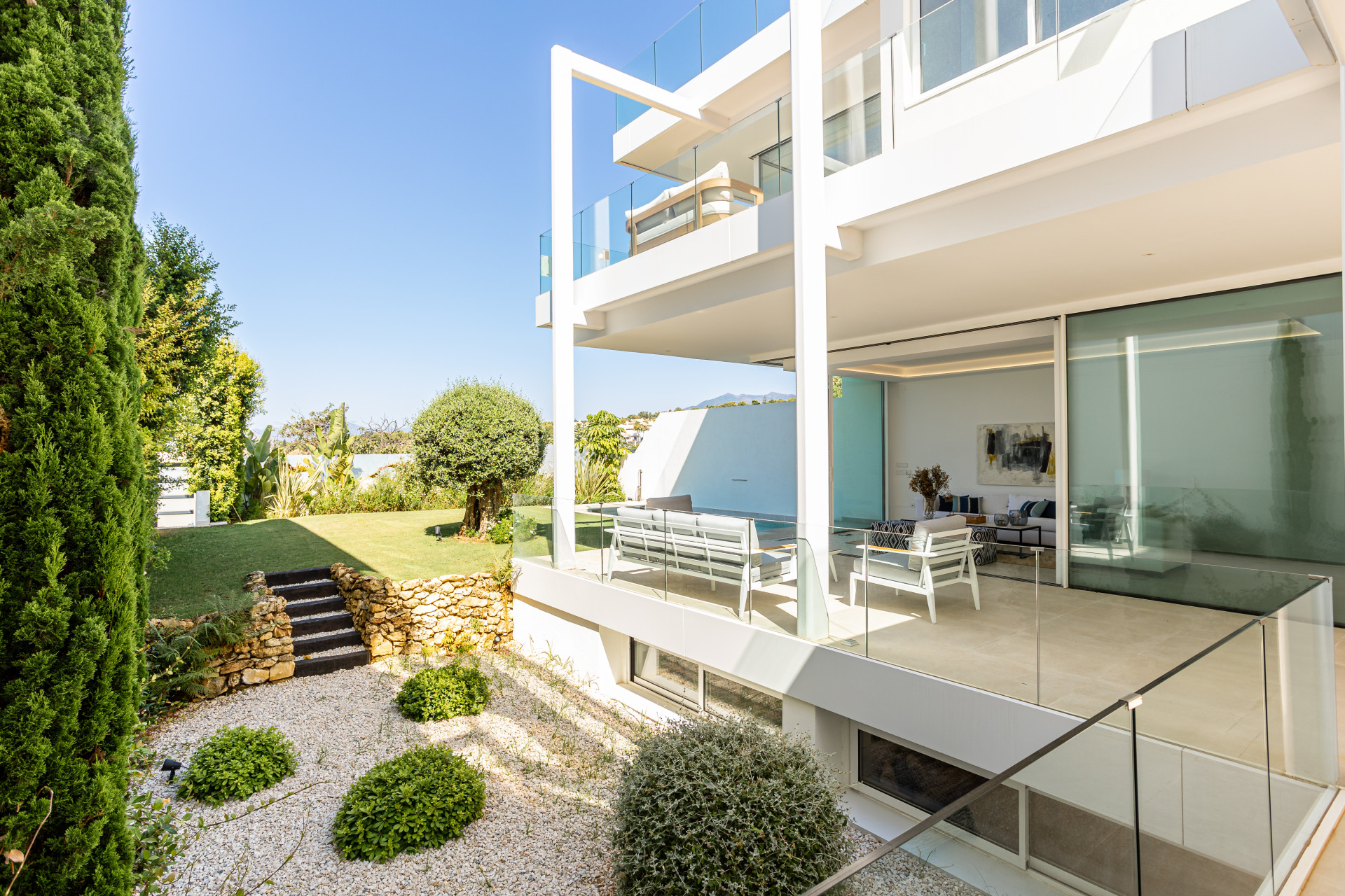 Luxusvilla in Marbella im Stadtteil Valdeolletas mit privatem Pool und Panoramablick auf das Meer