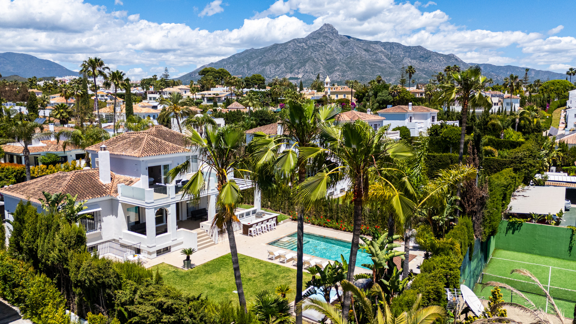 Luxusvilla mit sechs Schlafzimmern im prestigetrachtigen Golf Valley von Nueva Andalucia