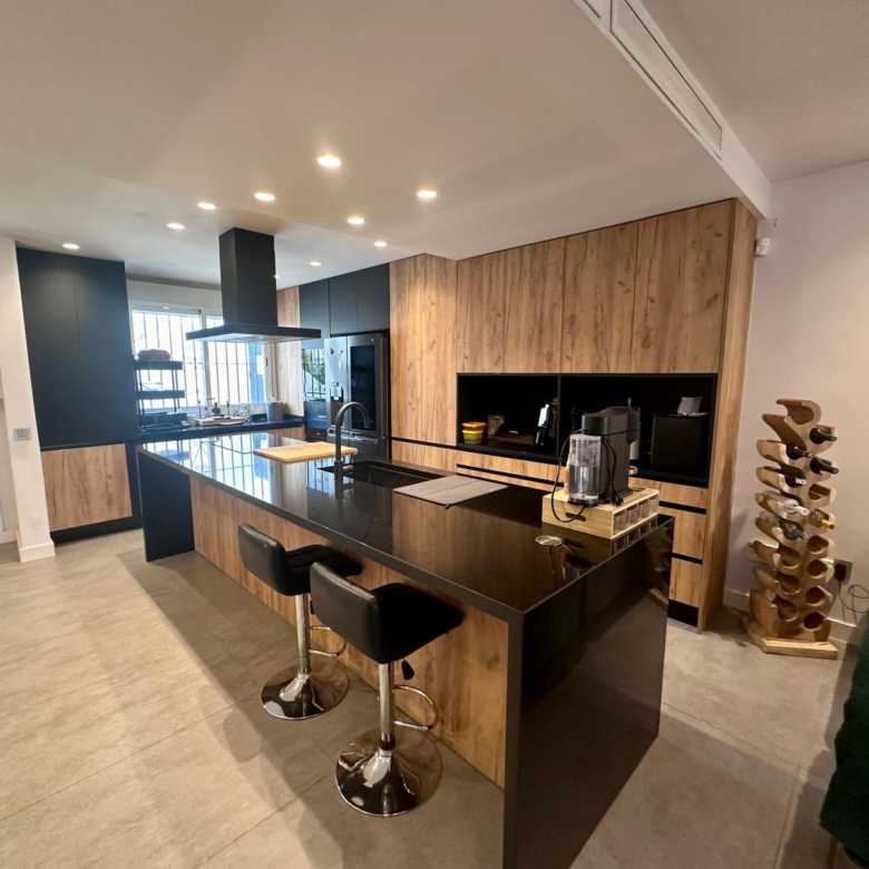 MODERN GROUND FLOOR APARTMENT - COMPLETELY RENOVATED AND WITH PRIVATE POOL.