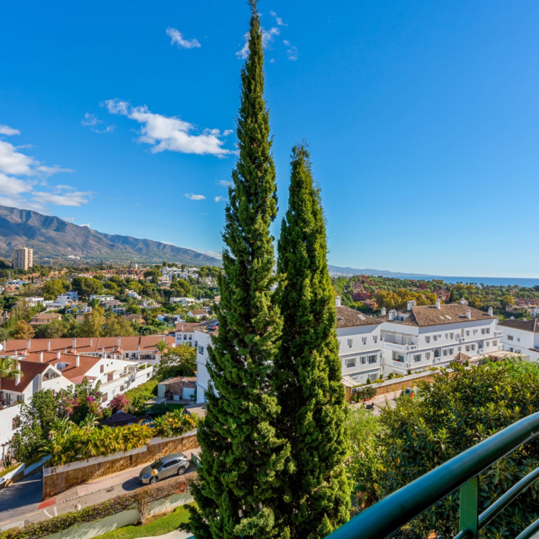 Modern 2-Bedroom Apartment with Panoramic Views in Señorio de Aloha, Nueva Andalucia
