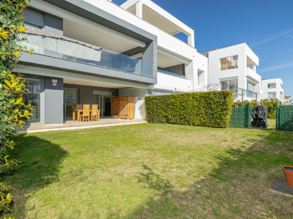 Modern Ground Floor Apartment with Private Garden