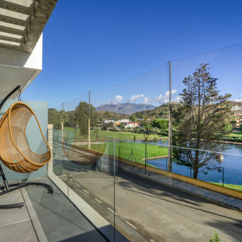 Moderní 3pokojový apartmán v první linii golfového hřiště v La Cala – pěšky do města, na pláž a k vybavení