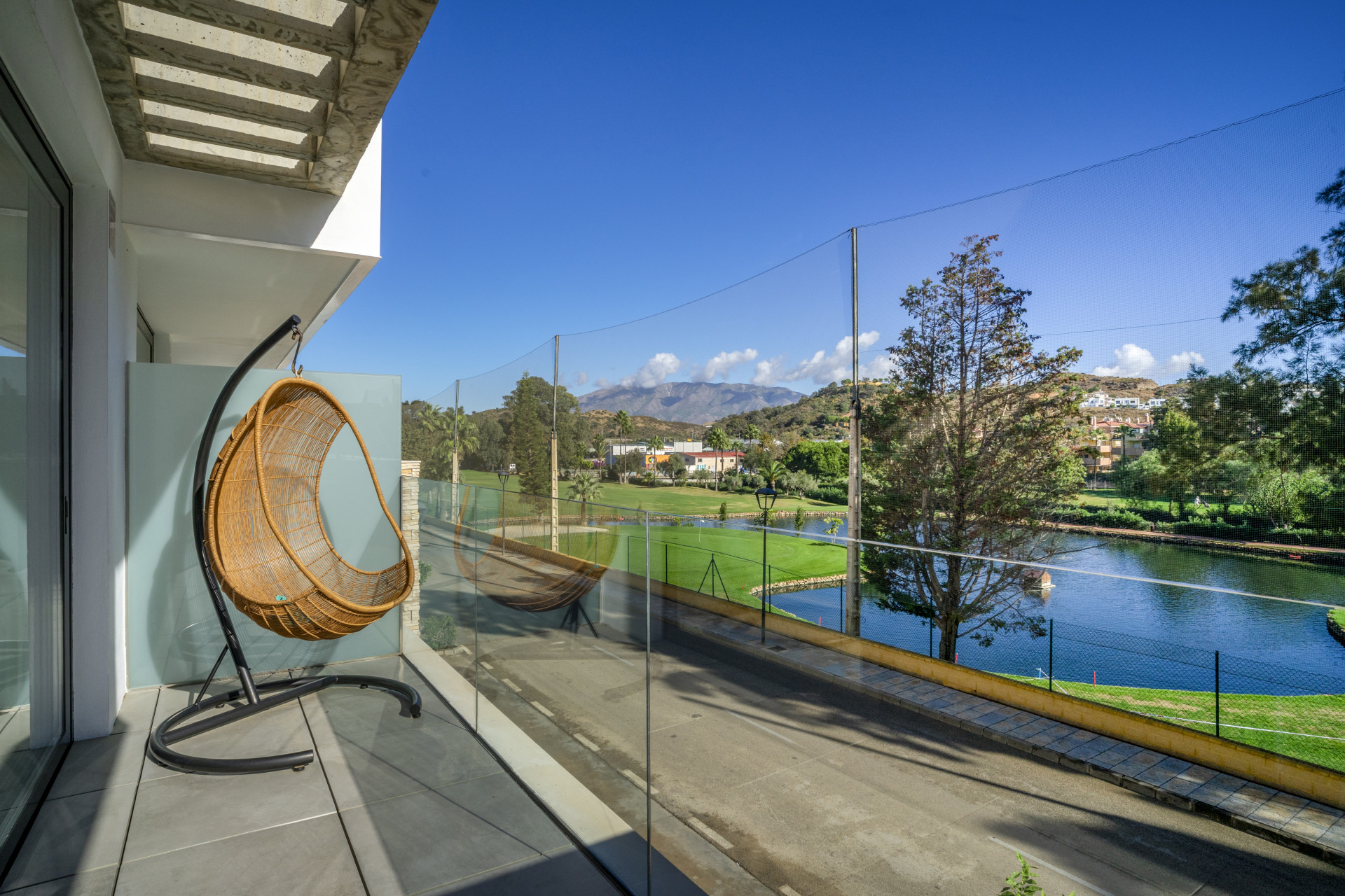 Moderni 3pokojovy apartman v prvni linii golfoveho hriste v La Cala – pesky do mesta na plaz a k vybaveni