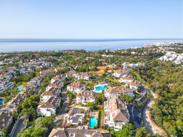 Nádherná tři ložnice, jižní východ čelí duplexní byt v exkluzivní a uzavřené komunitě Monte Paraiso na Golden Mile