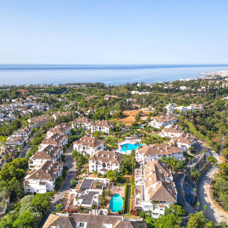Nádherná tři ložnice, jižní východ čelí duplexní byt v exkluzivní a uzavřené komunitě Monte Paraiso na Golden Mile