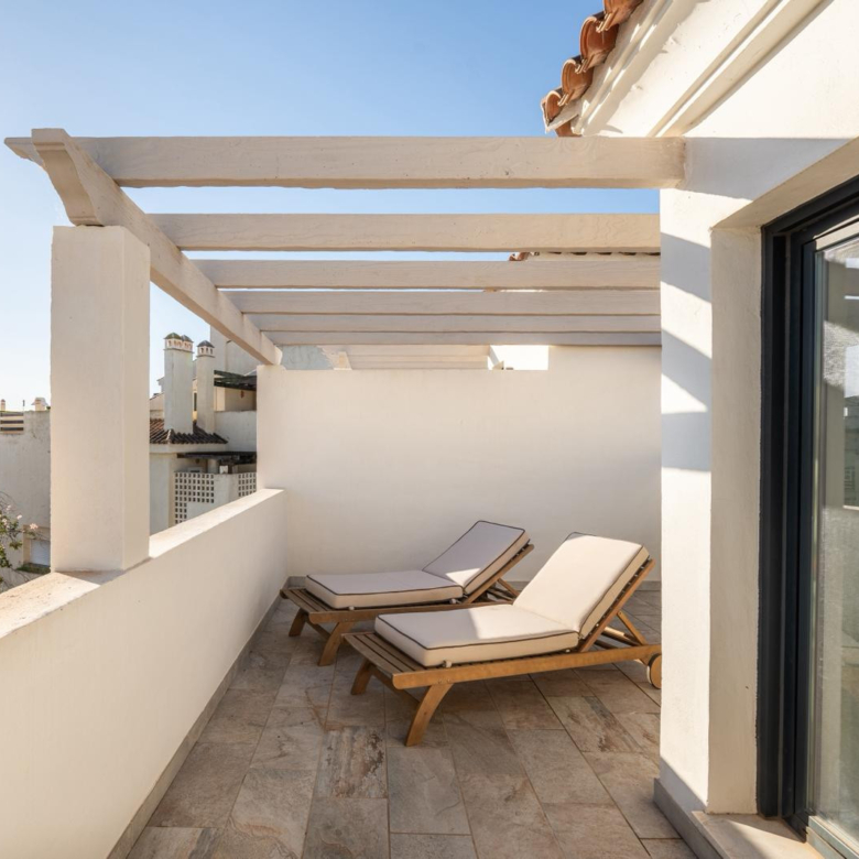 Nádherný třípokojový dům se nachází v uzavřené komunitě Agra Residencial, Estepona