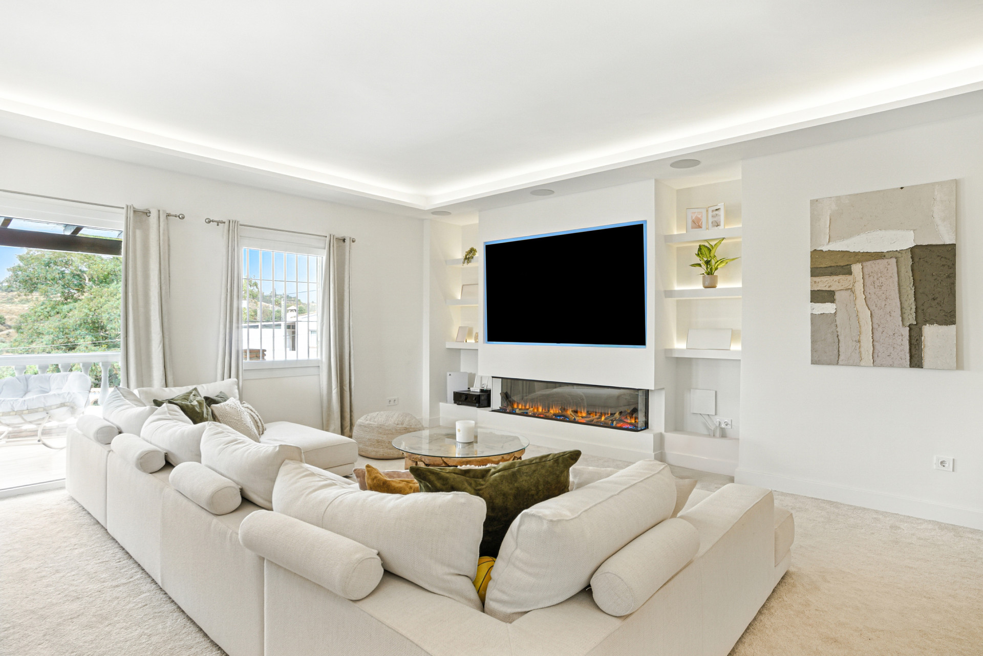 Recently reformed, stunning  six bedroom villa in Mijas, with private pool – just a short distance to the beach and Fuengirola Center
