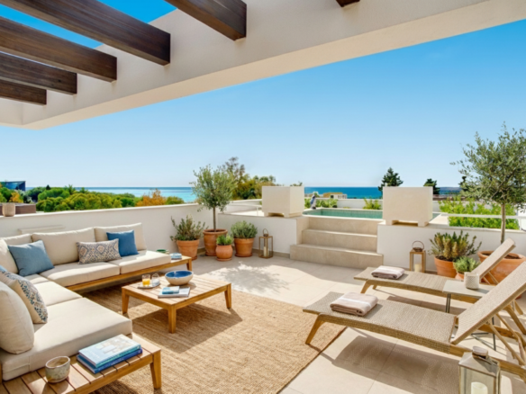 Nově postavený luxus, čtyři ložnice, jižní čelí vila se nachází v exkluzivní uzavřené komunitě na okraji Marbella Golden Mile