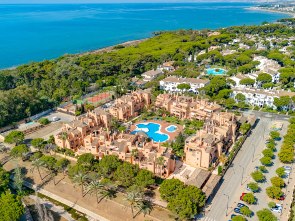 Ohromující jižní-orientace, čtyři ložnice, duplexní byt, který se nachází v vyhledávané komunitě Estepona