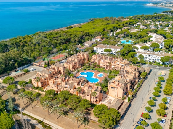 Ohromující jižní-orientace, čtyři ložnice, duplexní byt, který se nachází v vyhledávané komunitě Estepona