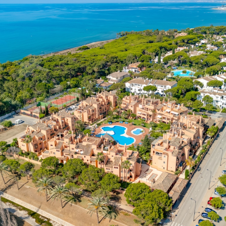Ohromující jižní-orientace, čtyři ložnice, duplexní byt, který se nachází v vyhledávané komunitě Estepona