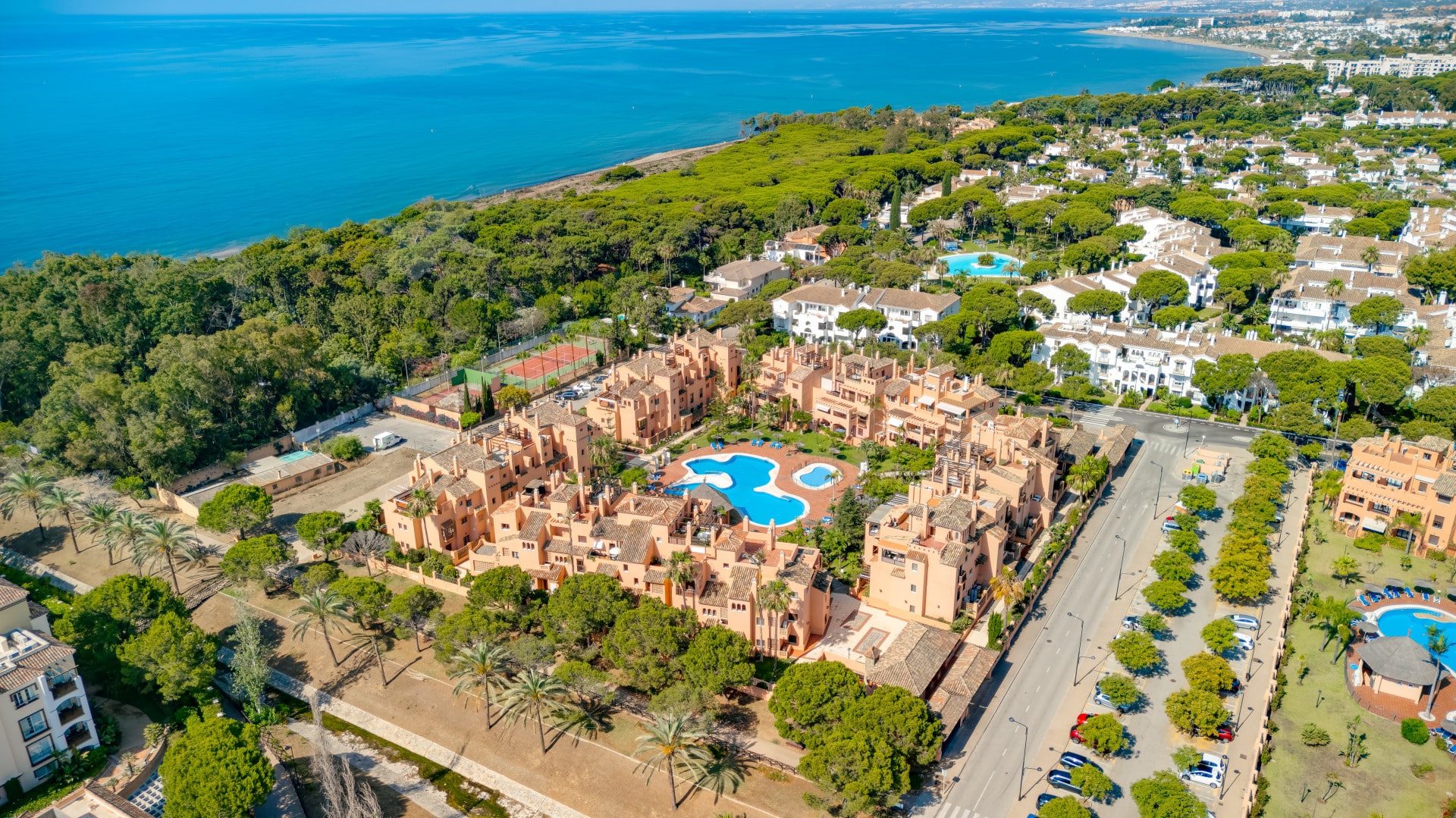 Ohromujici jizni orientace ctyri loznice duplexni byt ktery se nachazi v vyhledavane komunite Estepona 10