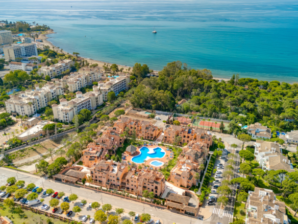 Ohromující jižní-orientace, čtyři ložnice, duplexní byt, který se nachází v vyhledávané komunitě Estepona