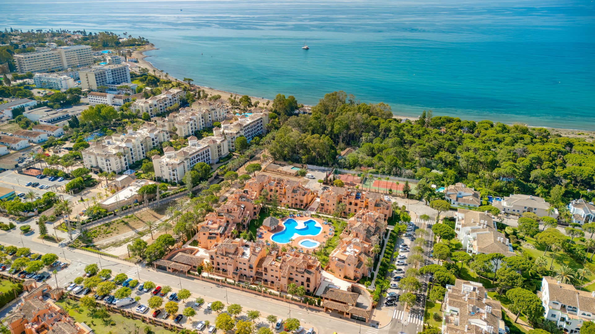 Ohromující jižní-orientace, čtyři ložnice, duplexní byt, který se nachází v vyhledávané komunitě Estepona