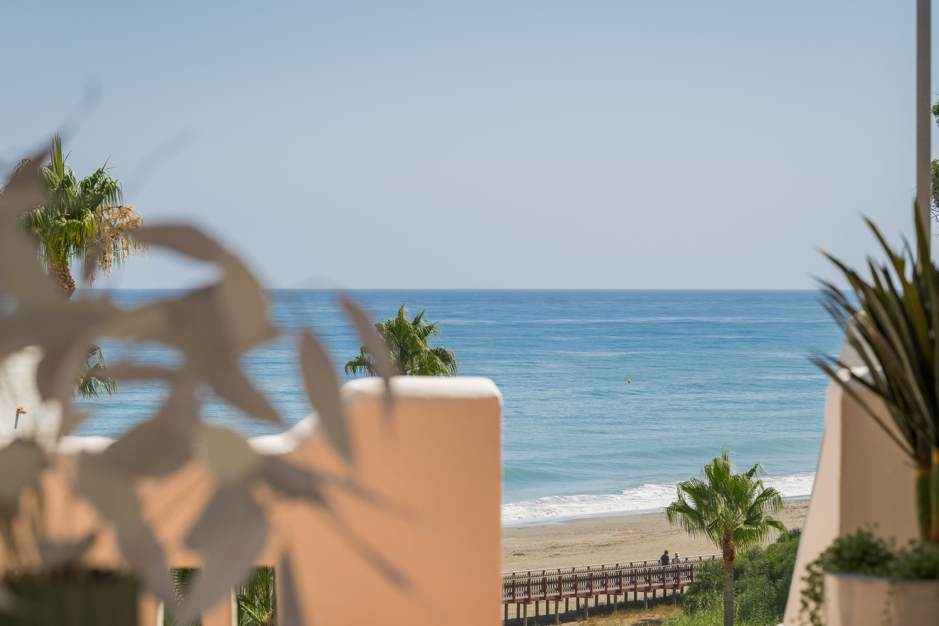 Ohromující jižní-směr tři ložnice byt se nachází v exkluzivní uzavřené komunitě Bahia Del Velerin, Estepona.