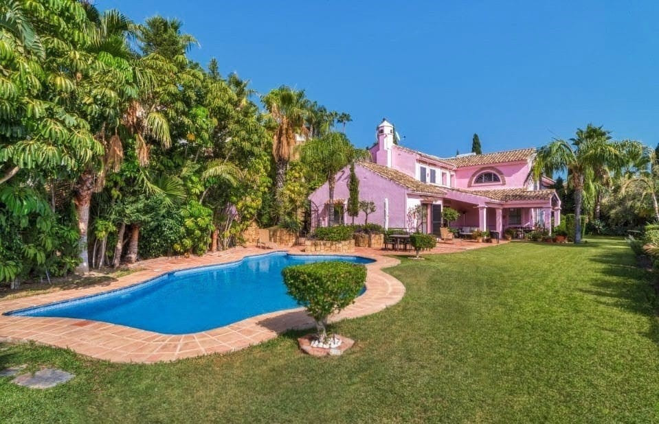 Okouzlující pětipokojová australská stylová vila v gated komunitě Puerto de Los Almendros, Benahavis s hostem bytu