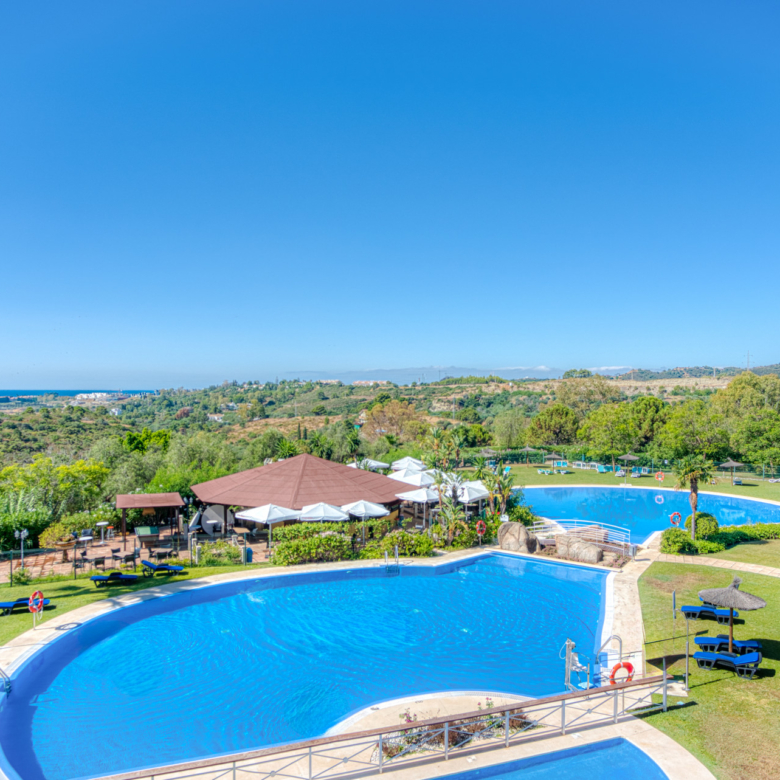 Okouzlující západ čelí, tři ložnice duplexní byt se nachází v uzavřené komunitě Parque Botanico, Estepona