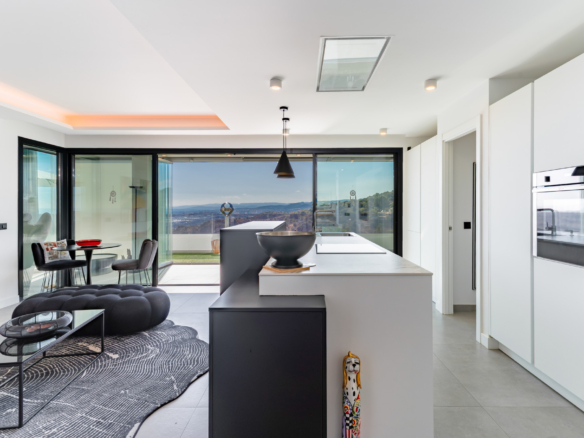 Panoramic Sea & Mountain Views · Unrivalled Privacy · 400 m² Total Space