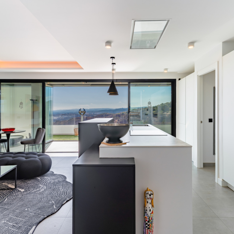 Panoramic Sea & Mountain Views · Unrivalled Privacy · 400 m² Total Space