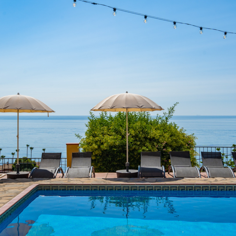 Prächtige Andalusische Villa mit Skandinavischem Stil und Meerblick in Estepona West