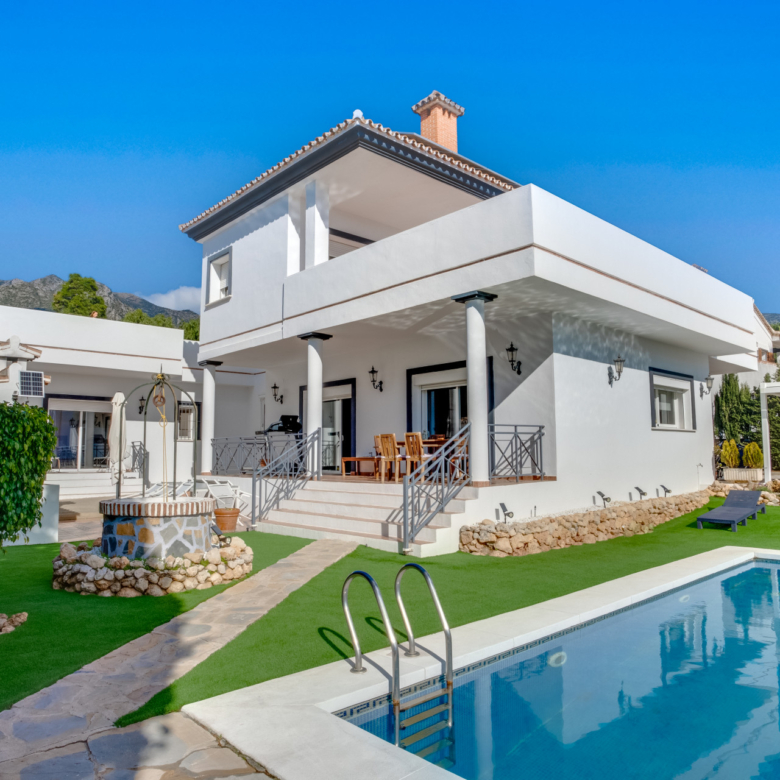 Prostorná vila s výhledem na jih s pěti ložnicemi v Xarblance, Marbella s výhledem na moře.
